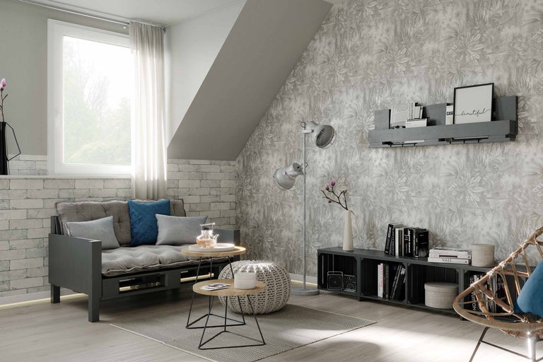 Wohnzimmer mit Schlafsofa, Stehlampe, Couchtisch und dekorativer Wandgestaltung.