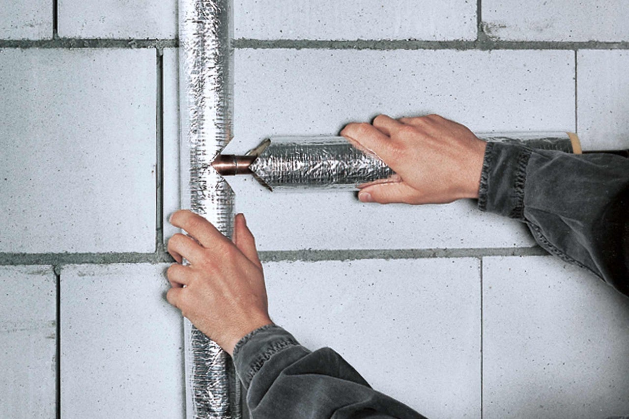 Installation d'une conduite de ventilation isolée sur un mur
