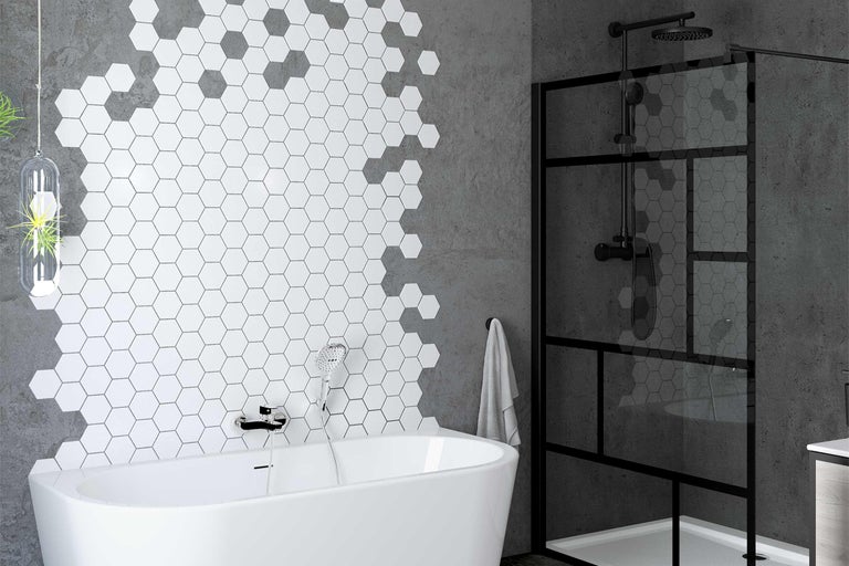 Salle de bain avec baignoire îlot, cabine de douche et carreaux muraux hexagonaux