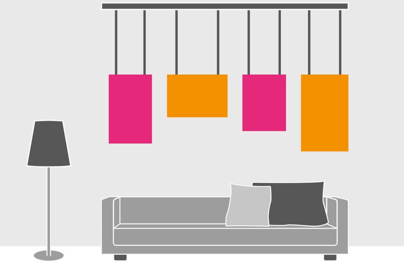 Salon avec canapé, lampadaire et suspension