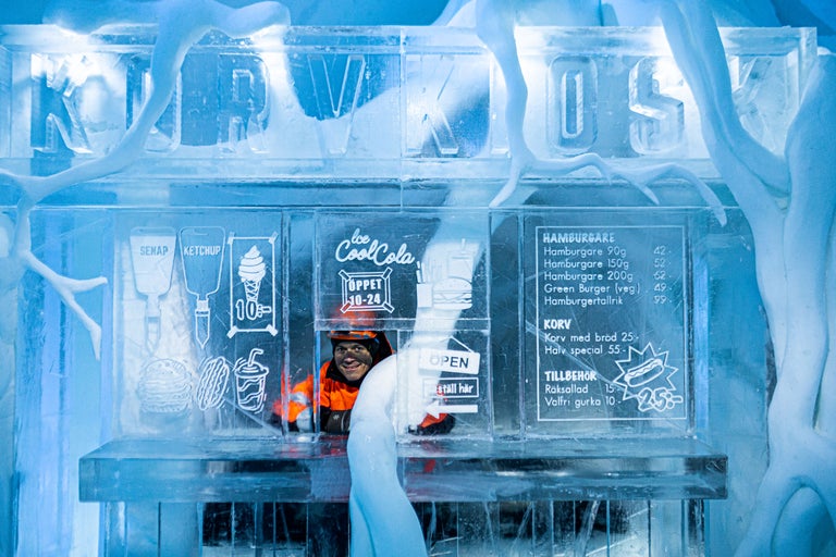 Bar de glace avec menu et une personne qui prend les commandes