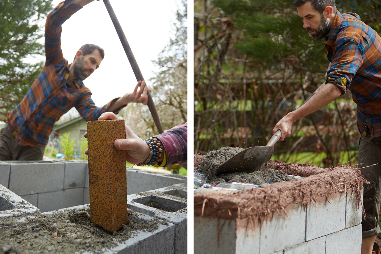 Un homme construit un jardin surélevé en blocs de béton avec du mortier