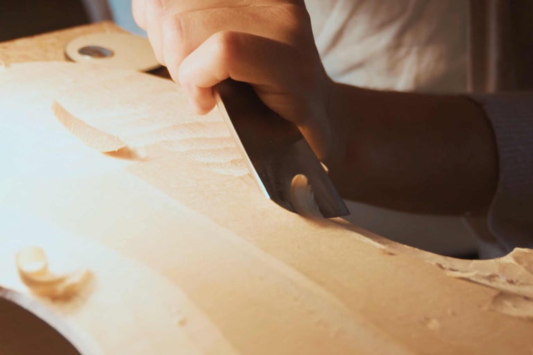 Artisan travaillant le bois avec un ciseau à bois