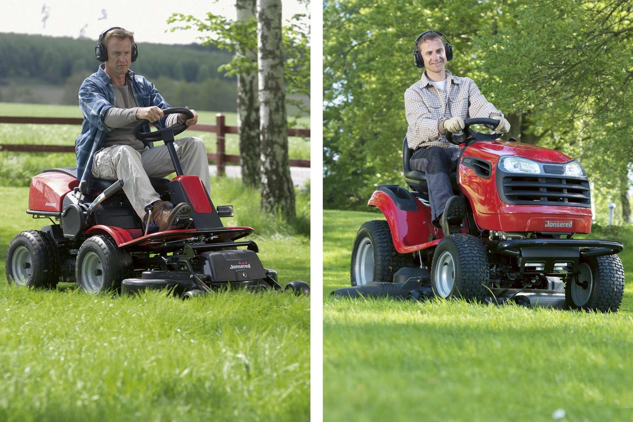 Deux tracteurs de pelouse rouges Jonsered entretiennent la pelouse à l'extérieur.