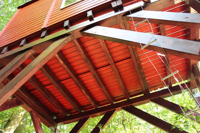 Detailansicht eines Holzbaumhauses mit Leiter