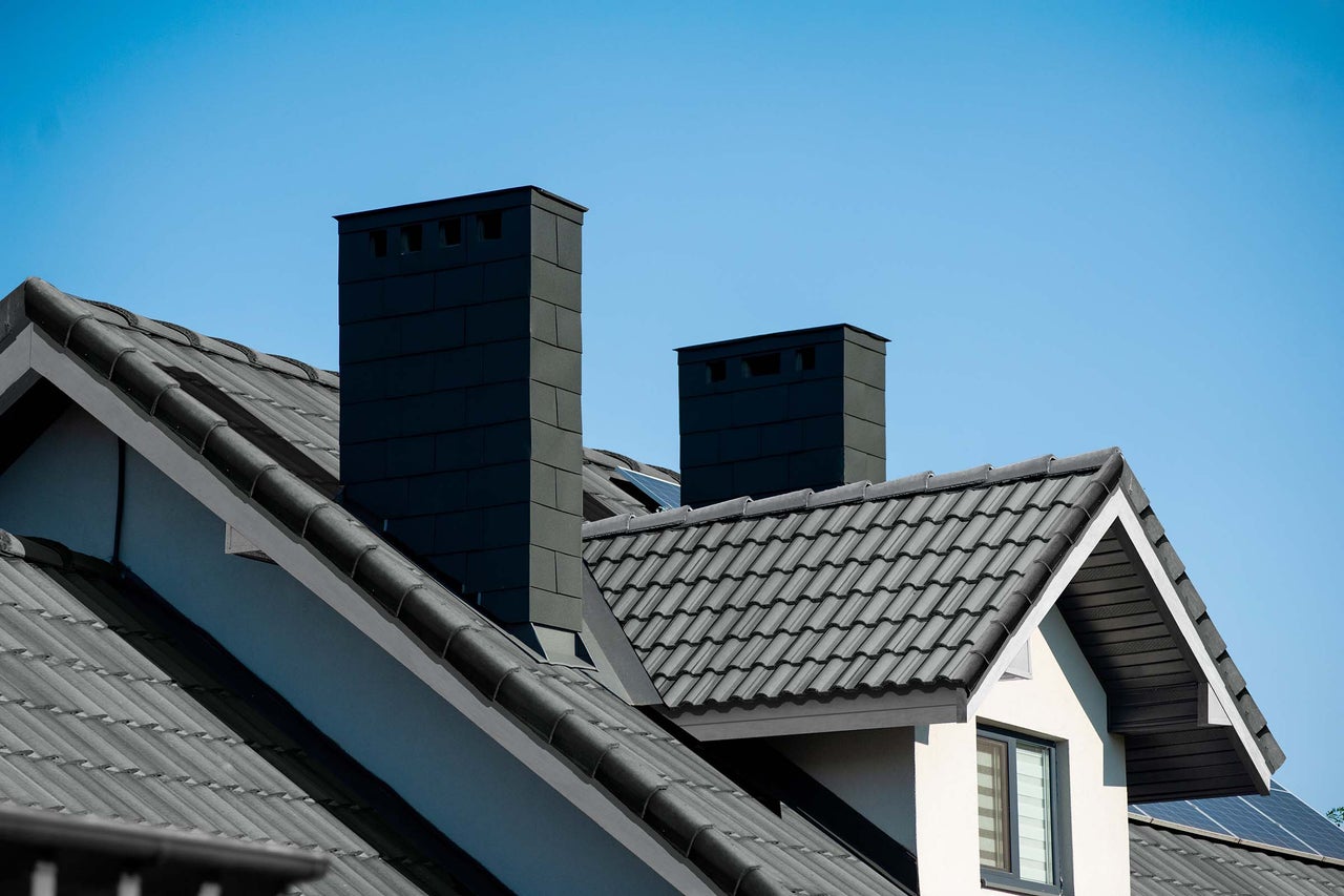 Toit d'une maison avec cheminées et tuiles
