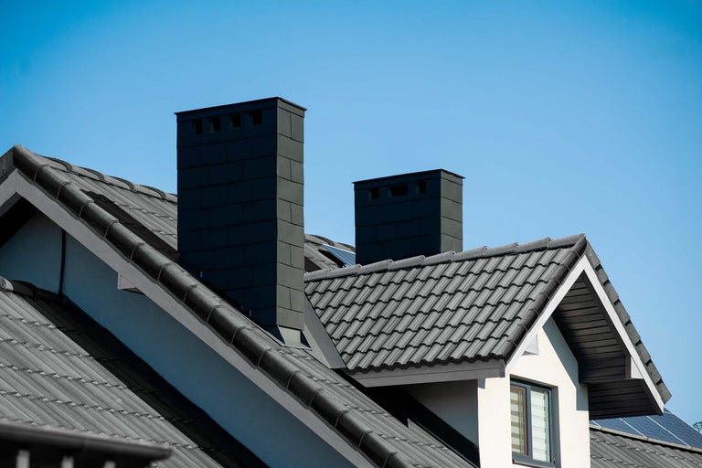 Toit d'une maison avec cheminées et tuiles