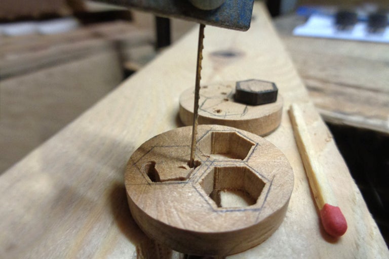 Scie à chantourner en train de travailler une pièce de bois