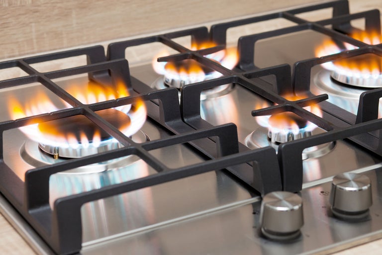 Cuisinière à gaz avec des flammes.