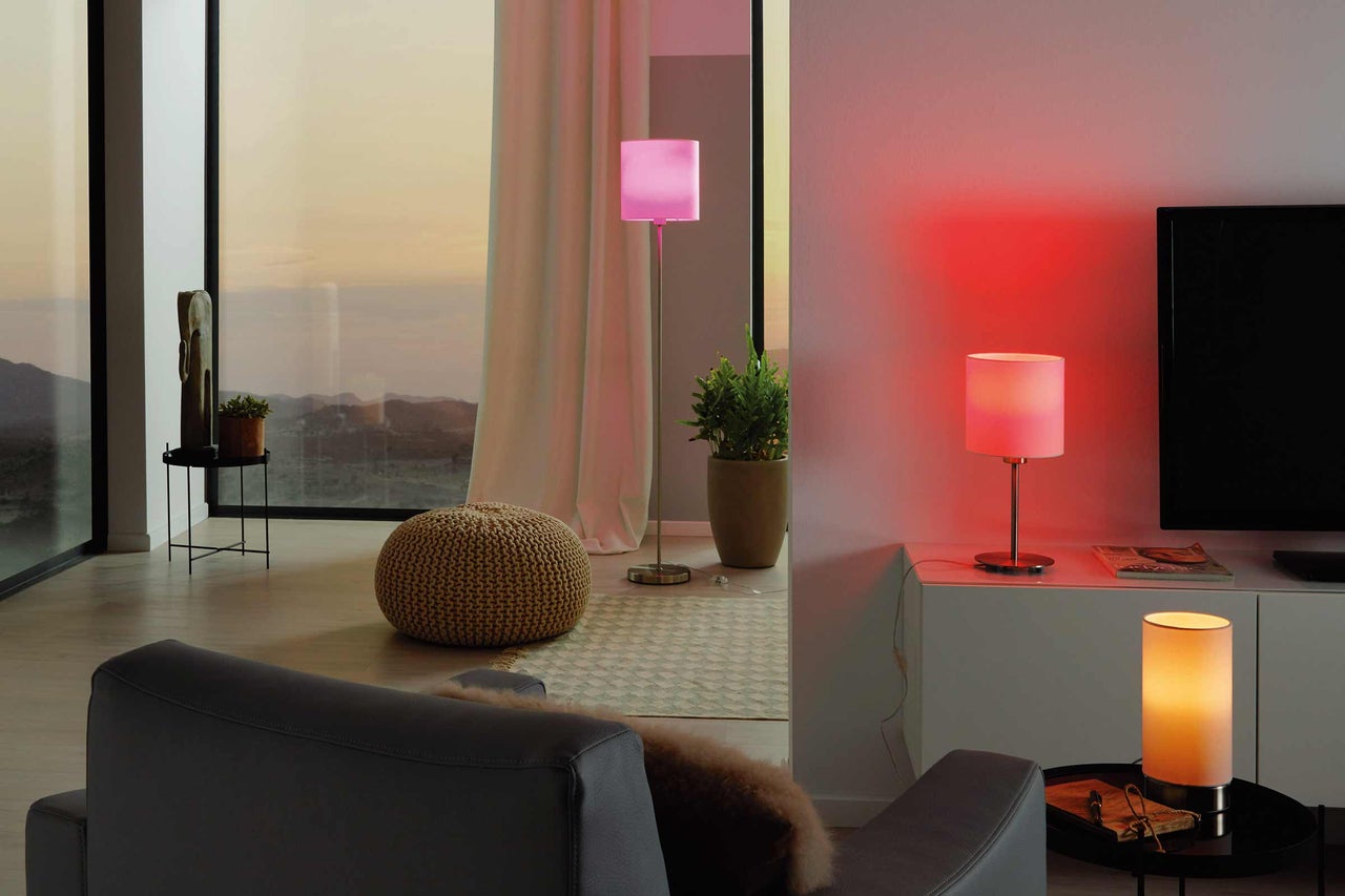 Modernes Wohnzimmer mit Stehlampe und Tischlampen für stimmungsvolle Beleuchtung
