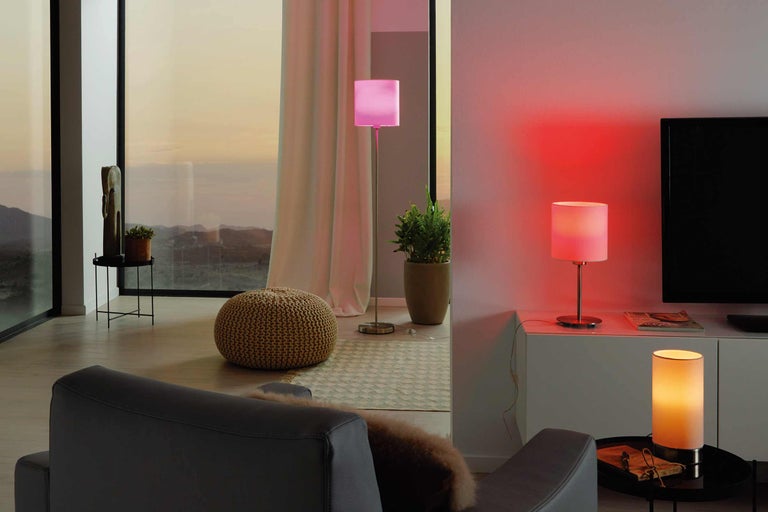 Salon moderne avec lampadaire et lampes de table pour un éclairage d'ambiance