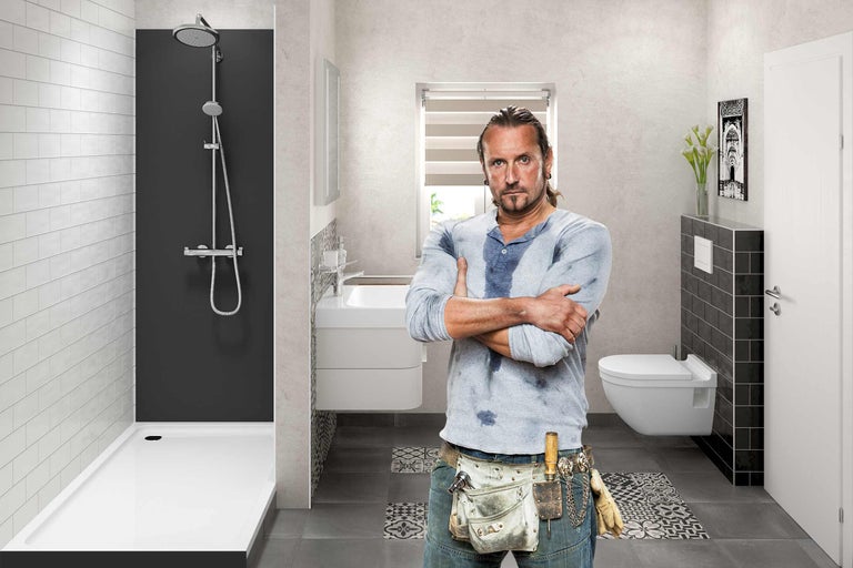 Salle de bain moderne avec douche, lavabo et installateur