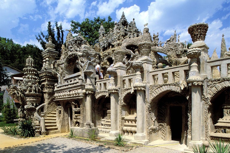 Der Palais Idéal, ein architektonisches Werk aus Stein und Zement, das von Ferdinand Cheval geschaffen wurde.