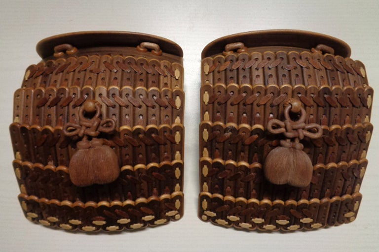 Deux récipients en bois décorés