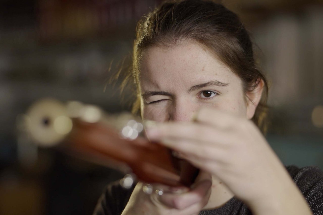 Femme vise avec un niveau à bulle