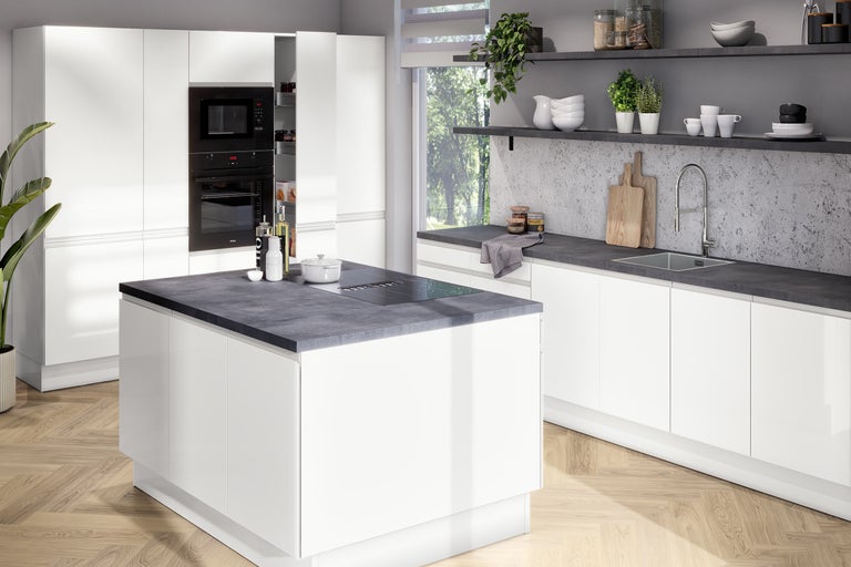 Moderne, helle Küche mit weißen grifflosen Schränken, einer Kochinsel mit dunkler Arbeitsplatte und Parkettboden im Fischgrätmuster.