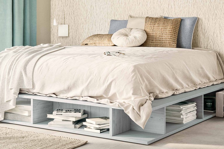 Schlafzimmer mit Bettgestell und Stauraum