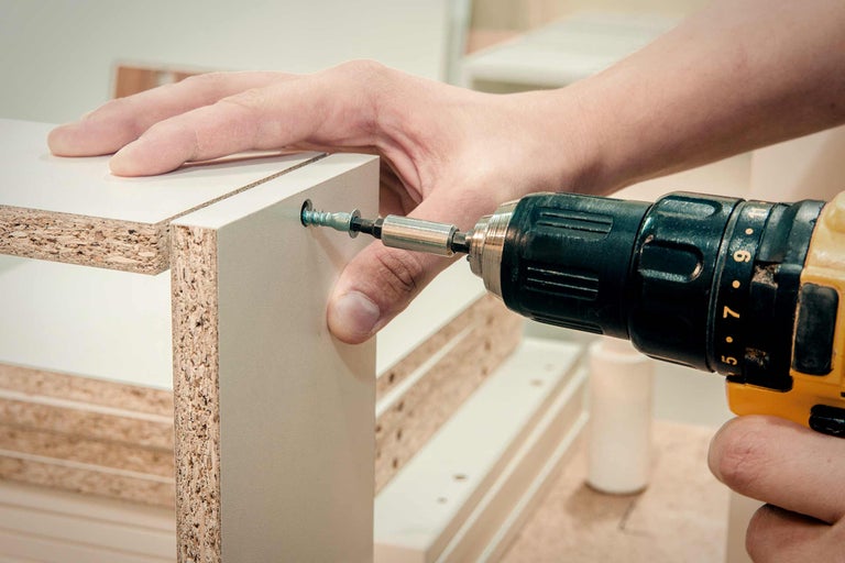 Montage d'un meuble avec une visseuse sans fil