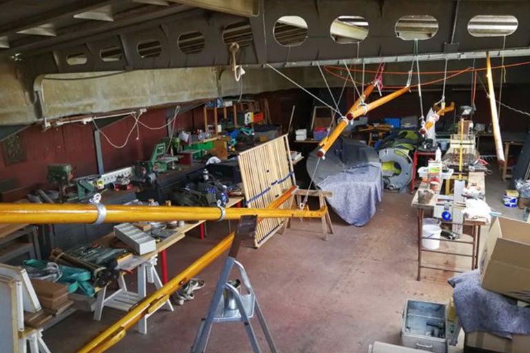 Atelier avec outils et matériaux de construction