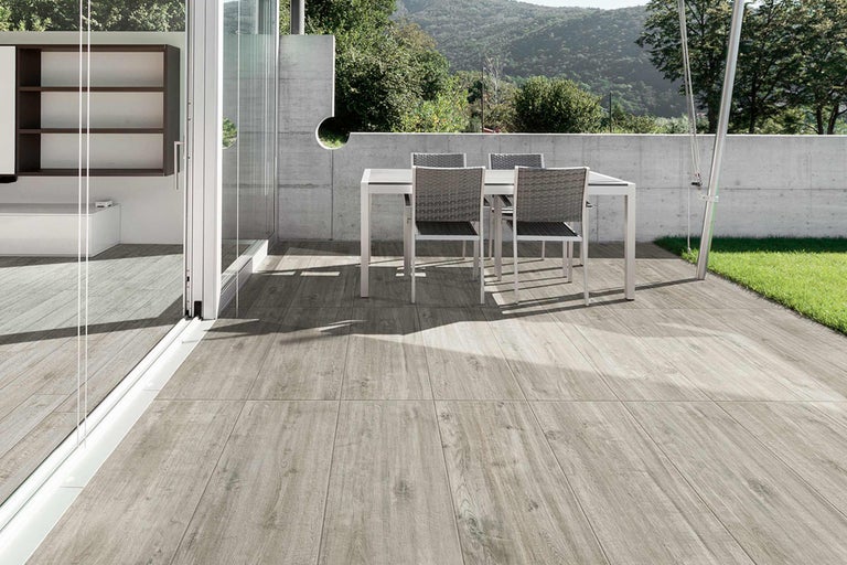 Terrasse avec mobilier d'extérieur et carreaux de sol imitation bois