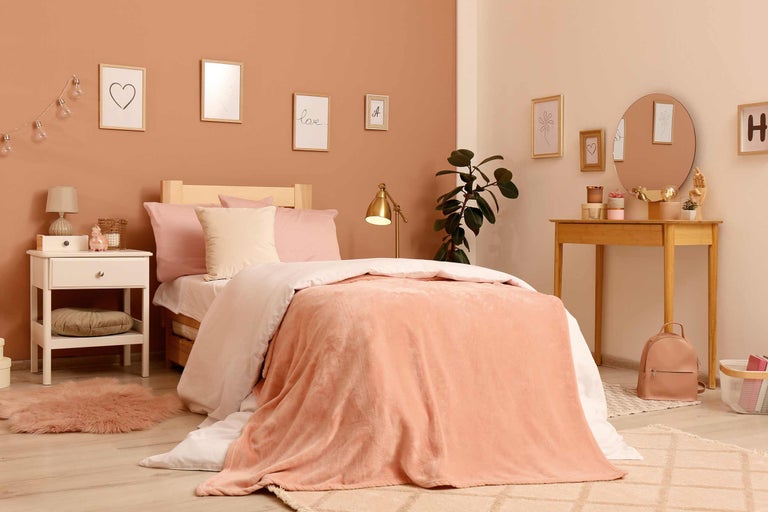 Chambre lumineuse avec lit, table de chevet et commode au design moderne.