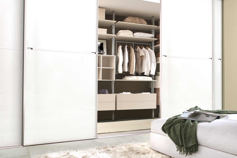 Garde-robe ouverte avec portes coulissantes, étagères et tiroirs pour vêtements