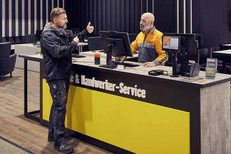 Client en discussion avec un collaborateur Hornbach au comptoir Profi-Service