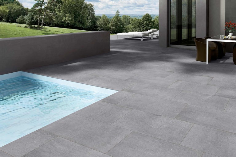 Terrasse avec piscine et carreaux gris