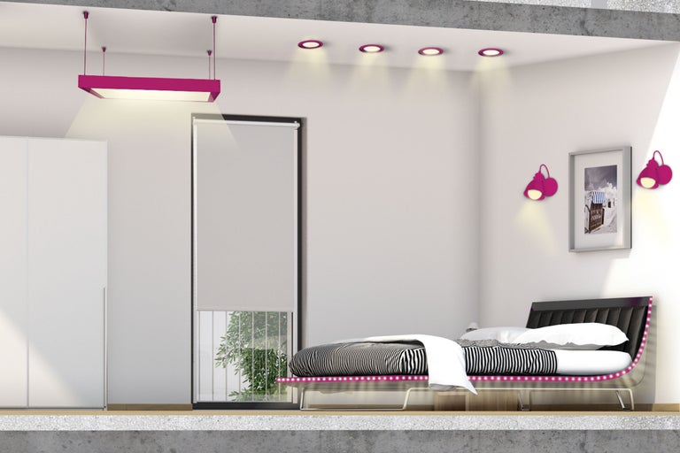 Moderne Schlafzimmergestaltung mit Bett, Beleuchtung und Rollo