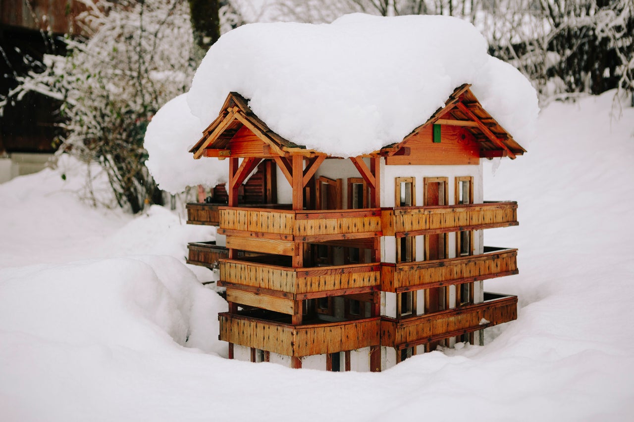 Nichoir en bois à plusieurs étages dans la neige