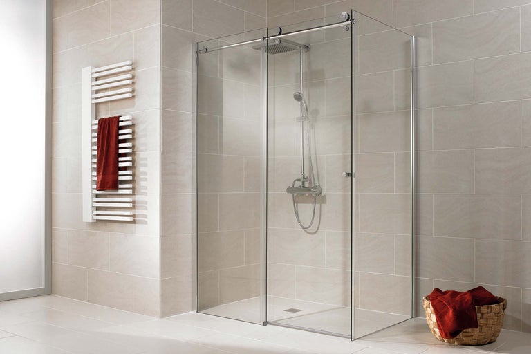 Begehbare Glasdusche mit Handtuchheizkörper im Badezimmer