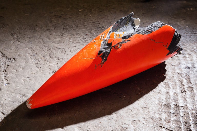 Cône de signalisation endommagé au sol