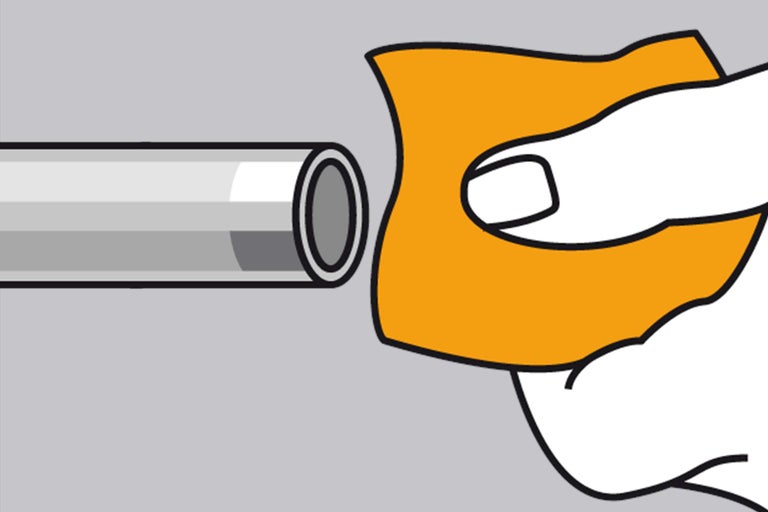 Nettoyage d'un tuyau avec un chiffon