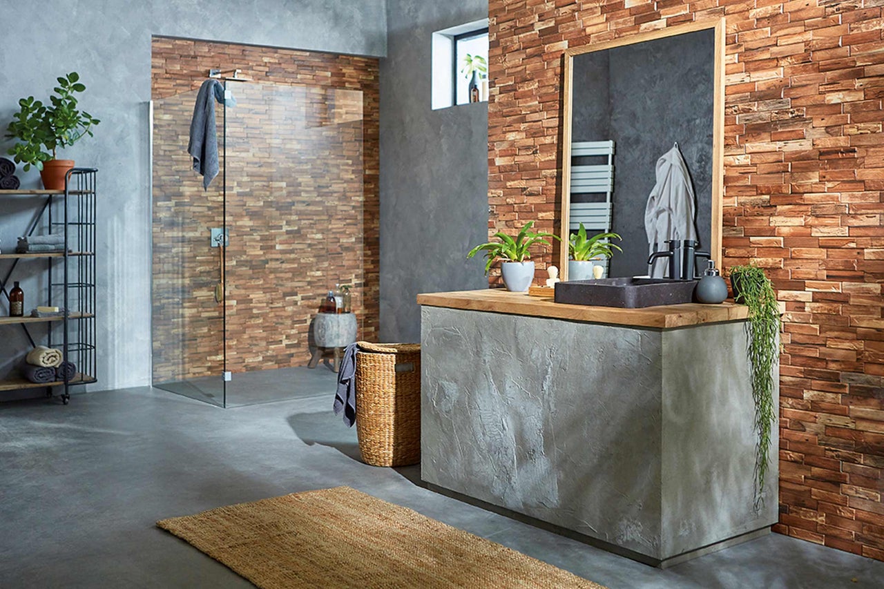 Helles Badezimmer mit Dusche, Waschtisch und Holzelementen