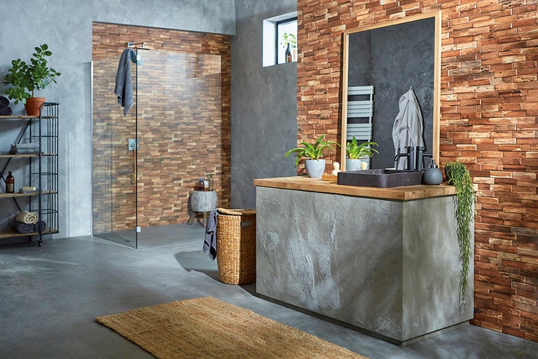 Salle de bain lumineuse avec douche, meuble-lavabo et éléments en bois