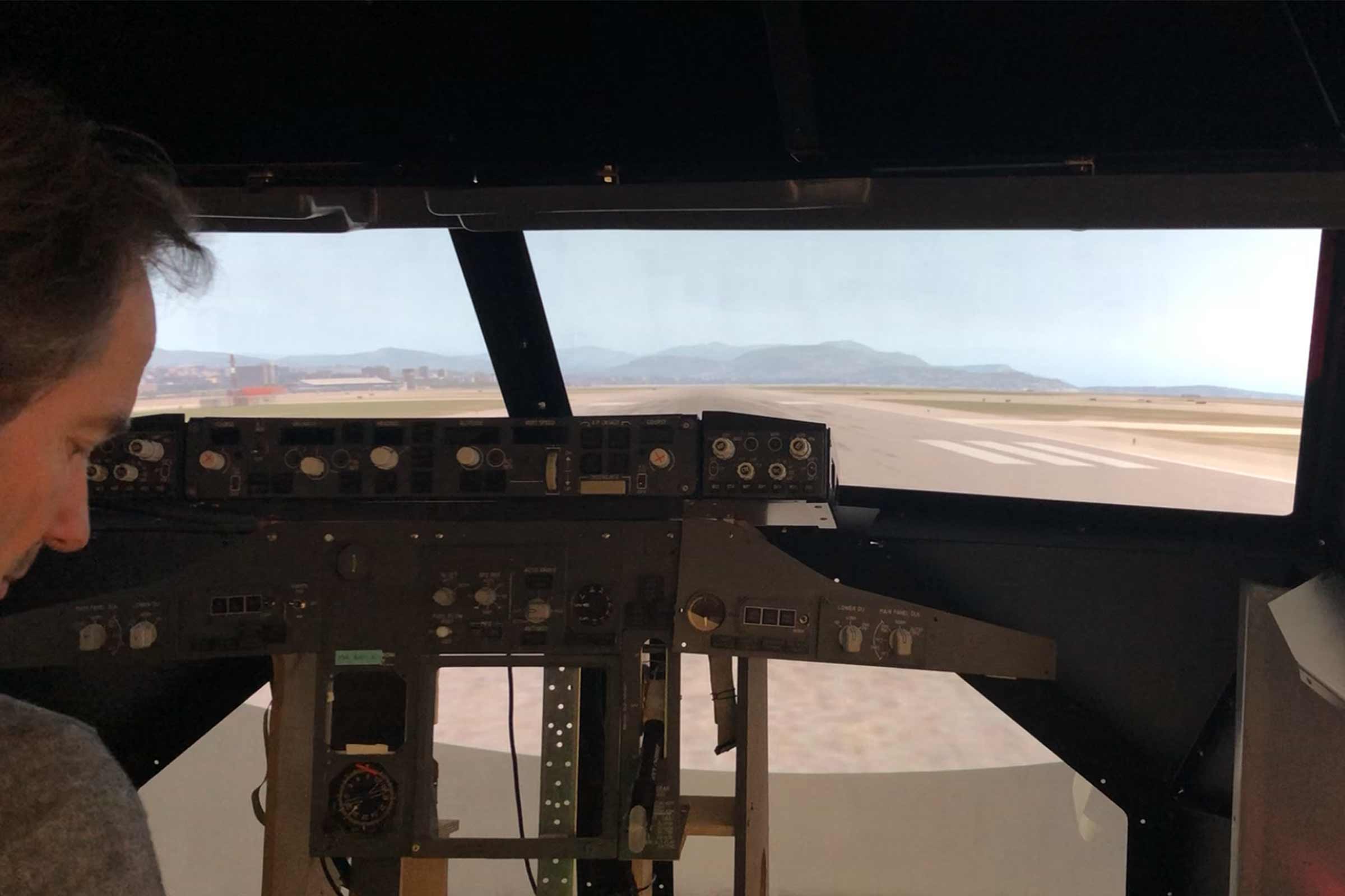 Intérieur d'un cockpit d'avion avec vue sur une piste d'atterrissage
