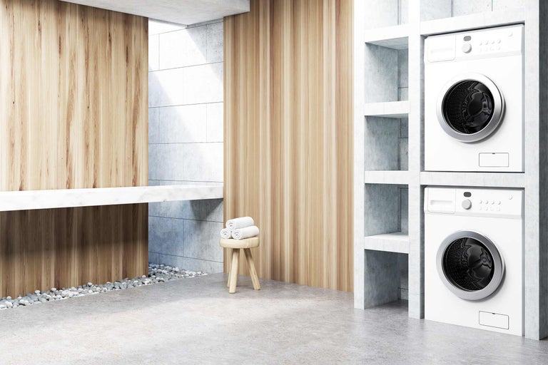 Salle de bains moderne avec machines à laver et éléments en bois