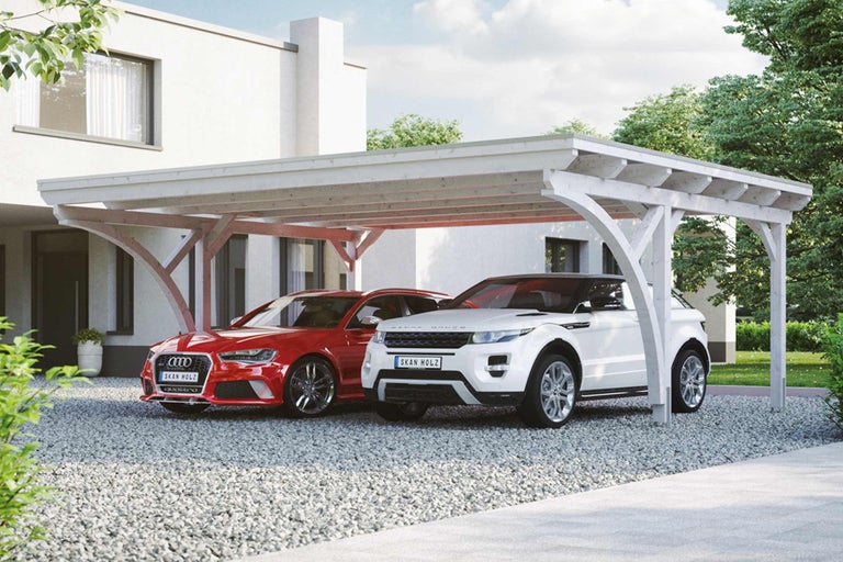 Double carport en bois avec deux voitures garées sur un chemin de gravier