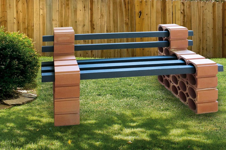 Banc de jardin en parpaings de béton et lattes de bois sur pelouse