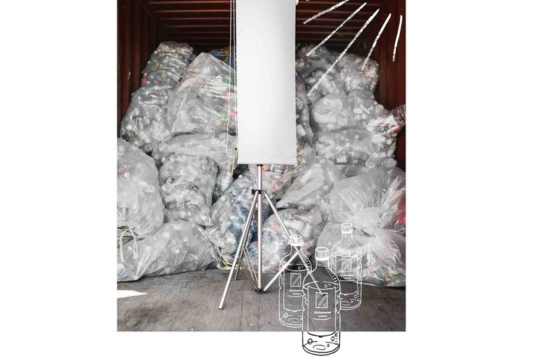 Conteneur rempli de bouteilles en plastique recyclées