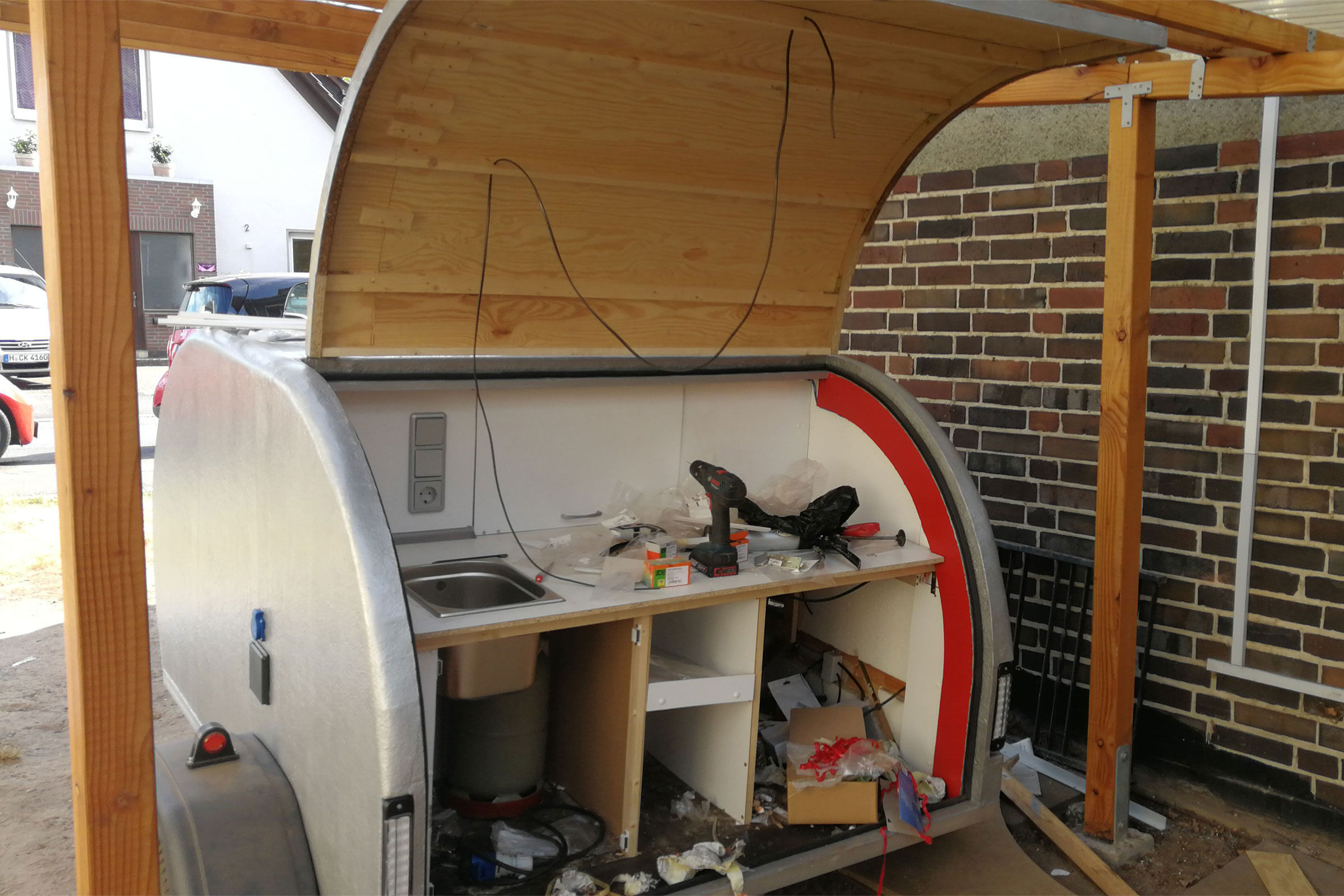 Caravane teardrop avec hayon ouvert et aménagement intérieur