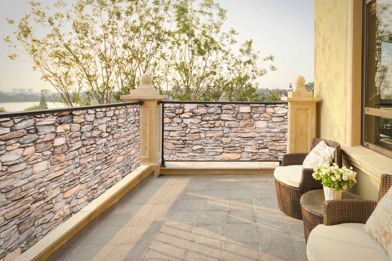 Balcon avec panneaux de pierre comme écran d'intimité et coin salon