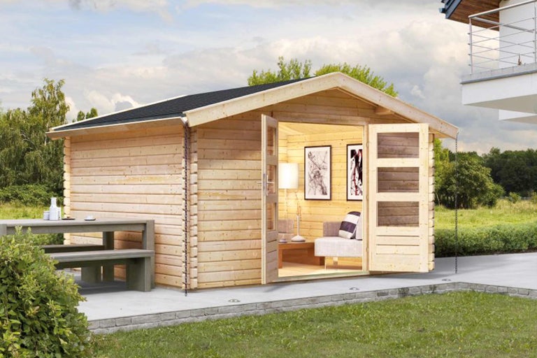 Abri de jardin en bois avec portes ouvertes et meubles