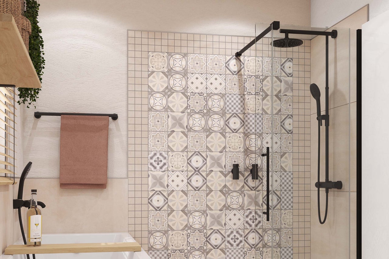 Salle de bain claire avec douche, carrelage à motifs et porte-serviettes