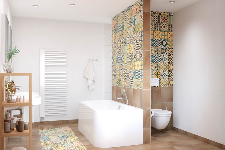 Modernes Badezimmer mit Badewanne, Toilette und Waschbecken