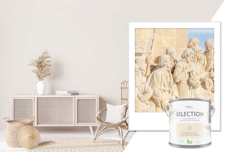 Helles Wohnzimmer mit Sideboard, Dekoration, Rattansessel, geflochtenem Teppich und einem Eimer StyleColor Selection Wandfarbe Matt