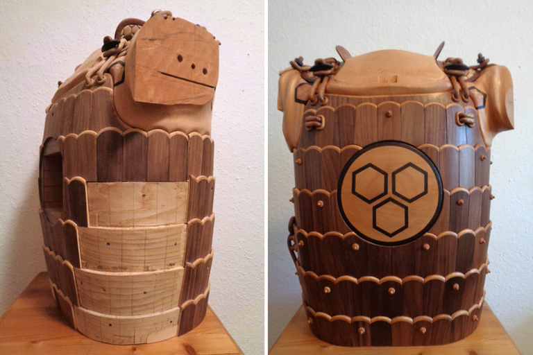 Armure de samouraï japonaise en bois sur une table