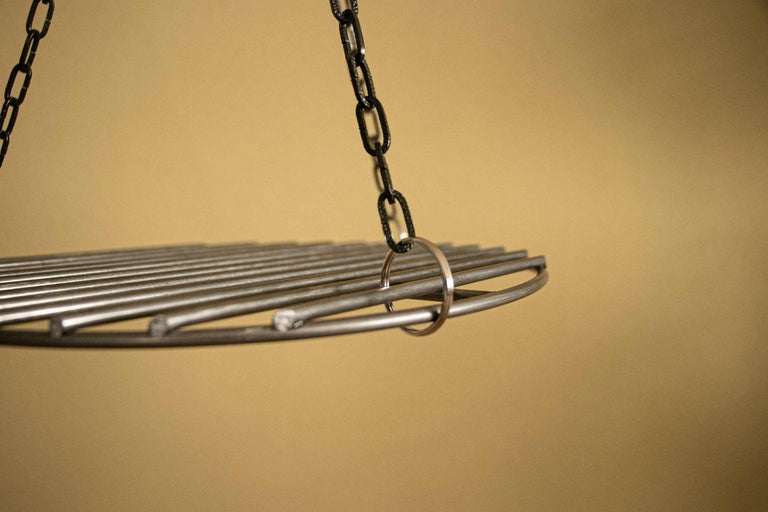Hängender Grillrost mit Kette