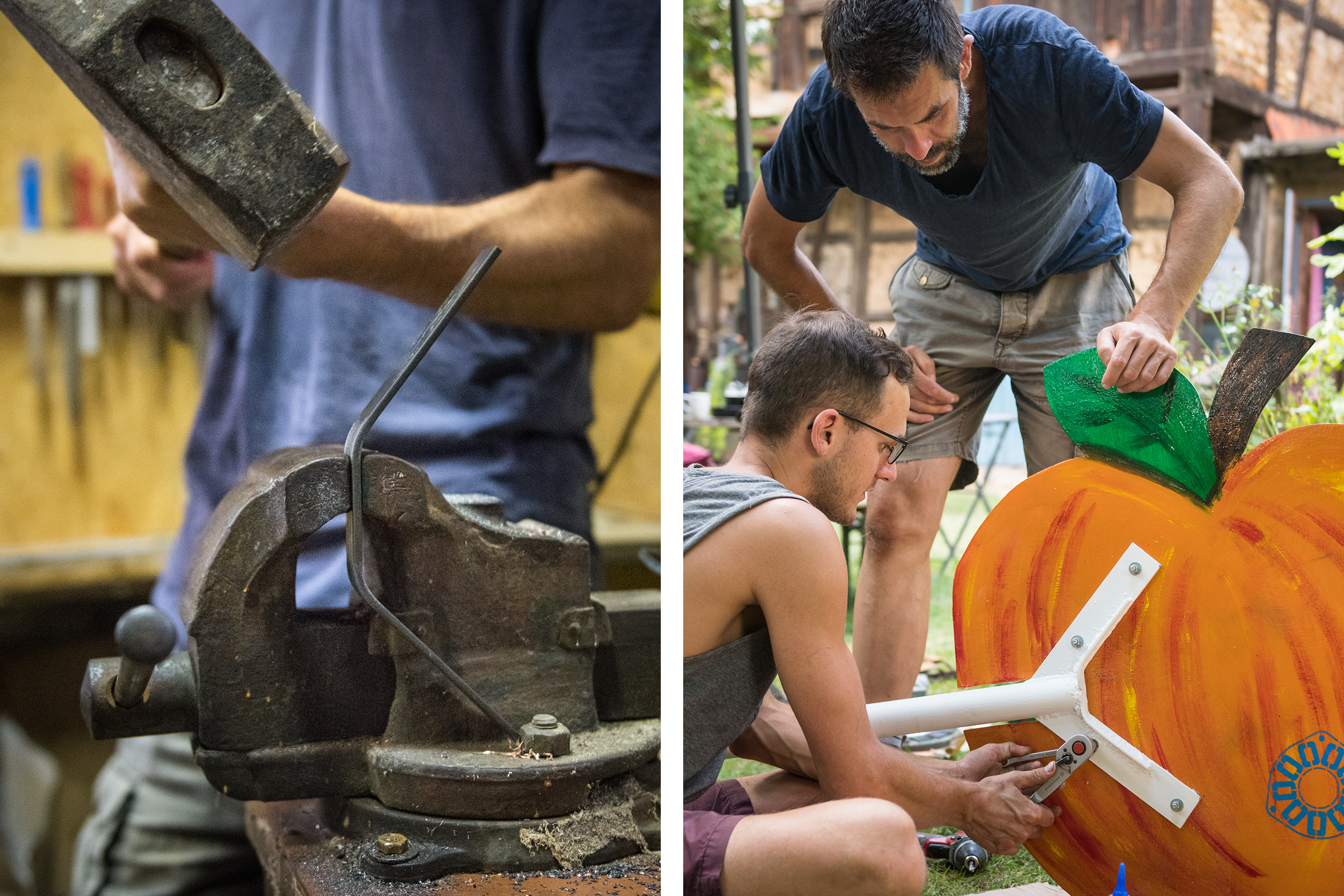 Zwei Männer arbeiten an einem Metallstück mit einem Hammer und einer Rohrzange sowie an einer grossen, bemalten Holzfrucht