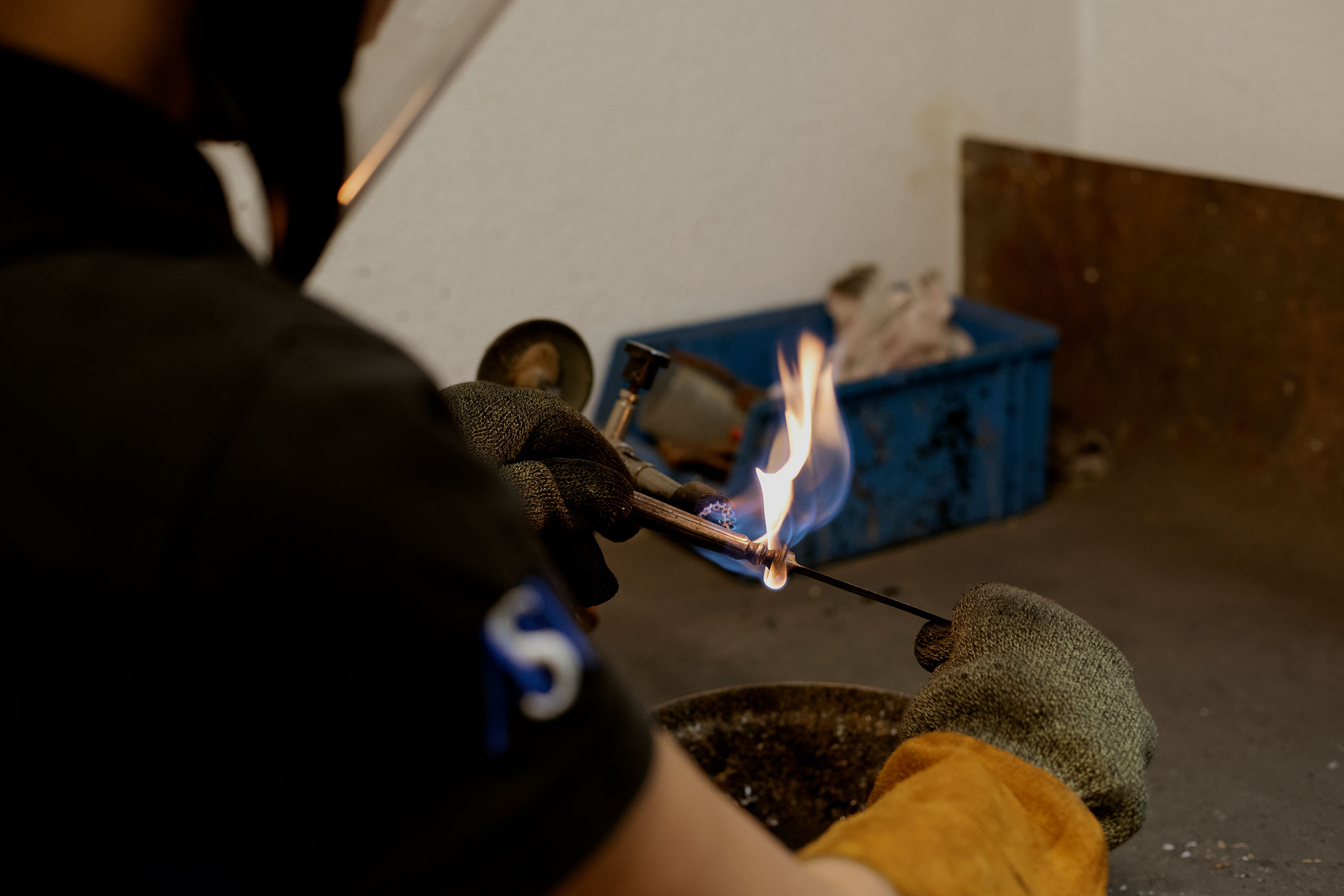 Person schweisst Metall mit einem Schweissbrenner